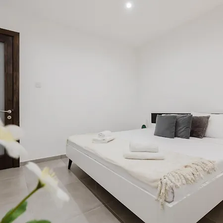 Daire 3bed - Prime Location By Homely *
