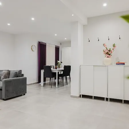 3bed - Prime Location By Homely *