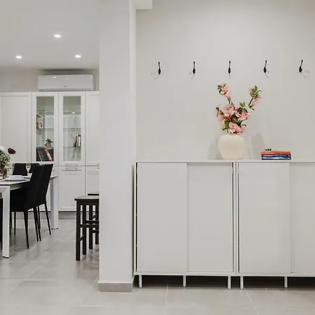 3bed - Prime Location By Homely Apartament