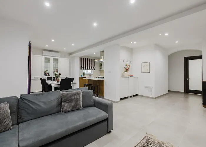 3bed - Prime Location By Homely Apartment