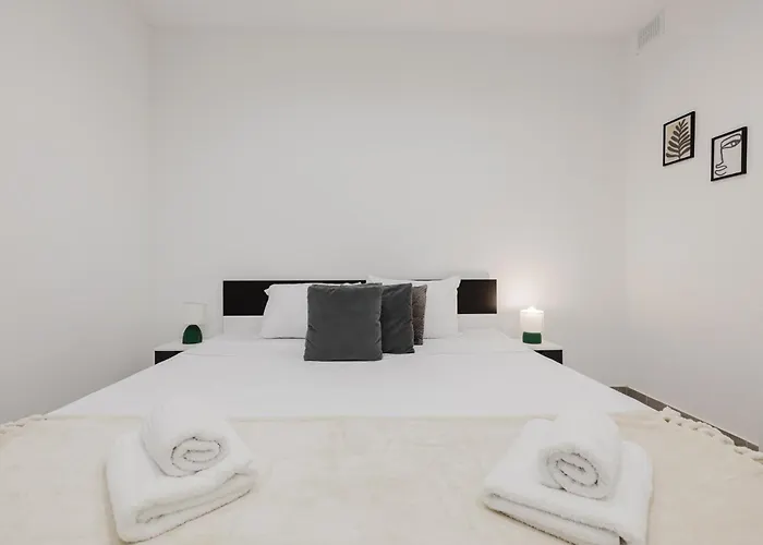 3bed - Prime Location By Homely Apartment *