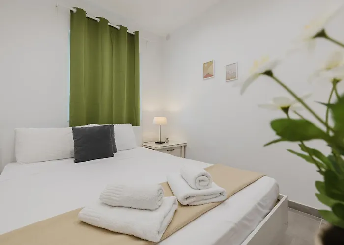 3bed - Prime Location By Homely Apartment *