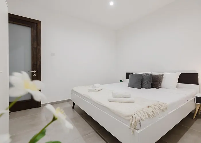 Apartment 3bed - Prime Location By Homely *