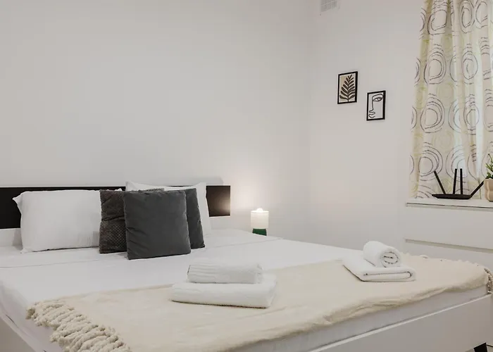 3bed - Prime Location By Homely Apartment *