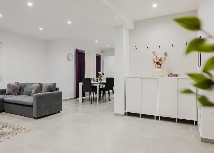 3bed - Prime Location By Homely *