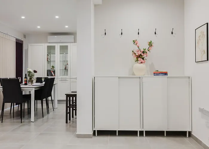 3bed - Prime Location By Homely Apartment